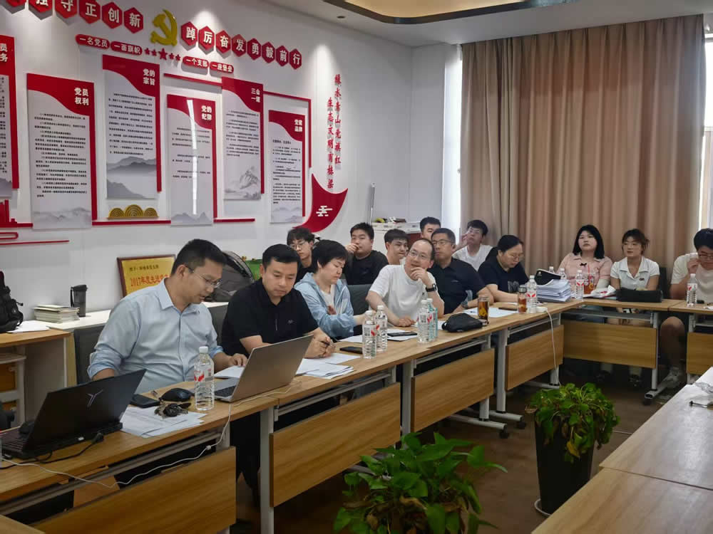 威泰普总经理陈保光担任河南理工本科生答辩评委.jpg